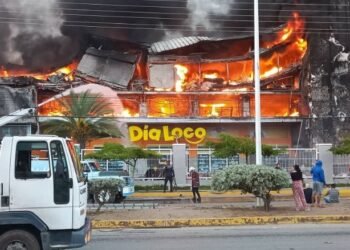 Autoridades atienden voraz incendio en el Centro Comercial El Cedro de Porlamar (+Fotos)