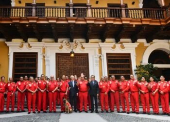 Perú condecora a 40 rescatistas que participaron en labores de búsqueda en Venezuela