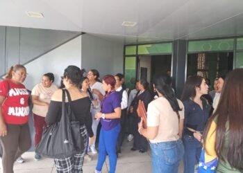 Personal del Ipasme El Tigre protesta contra cambio de horario laboral