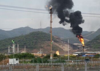 Dirigente político propone reubicación de la Refinería de Puerto La Cruz