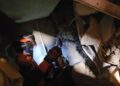 Rescatistas salvadoreños laboran en La Guaira para extraer a un ciudadano atrapado debajo de escombros