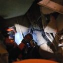 Rescatistas salvadoreños laboran en La Guaira para extraer a un ciudadano atrapado debajo de escombros
