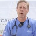 Personal médico de EEUU atiende a heridos, tras los sismos del 24 de junio