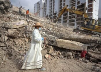 Despliegan operativo sanitario de emergencia en La Guaira tras el doble terremoto