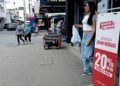 La realidad que impone los cortes obliga al sector comercial a operar a media máquina