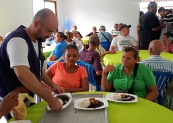 Los peregrinos son atendidos por un equipo de voluntarios