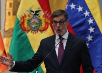 Cancilleres de Bolivia y Venezuela hablan por teléfono para fortalecer relación bilateral