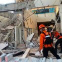 Al menos medio centenar de muertos y 2.000 evacuados tras el terremoto de 7,7 en Indonesia