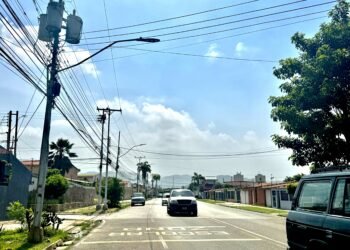 En la avenida Centurión tienen casi un mes sin electricidad 220V