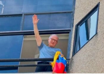 Manifestantes protestan frente a residencia de Perkins Rocha y exigen su libertad