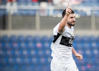 El mediático Tim Payne debuta con gol en el fútbol paraguayo