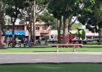 El octogenario Luis Arriojas se va a la plaza Bolívar de El Tigre a esperar que se restablezca el servicio eléctrico