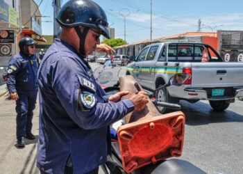 Funcionarios de PoliMariño aplican acciones para garantizar el libre tránsito en el casco central de Porlamar