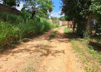Esta barriada popular, situada al noroeste del municipio Simón Rodríguez, reúne calles de tierra, sin pavimento ni colectores, que se transforman en caminos pantanosos cada vez que cae una lluvia