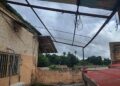 Para la mañana de este miércoles, varias partes del techo ya se habían recuperado gracias a la colaboración de vecinos y del consejo económico de la iglesia