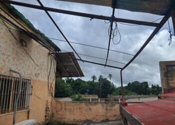 Para la mañana de este miércoles, varias partes del techo ya se habían recuperado gracias a la colaboración de vecinos y del consejo económico de la iglesia