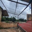 Casa parroquial en El Tigre recibe láminas para reparar techo dañado por tormenta