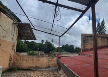 Casa parroquial en El Tigre recibe láminas para reparar techo dañado por tormenta