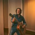 Carlos Vives estrena videoclip del tema 'Buscando el mar' junto a Juan Luis Guerra