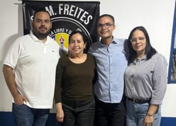 Sisco Flores, junto con la secretaria general municipal, Evelyn Urdaneta; la secretaria de organización, Mabel Ovalles; y el secretario juvenil saliente, Diomer Moya
