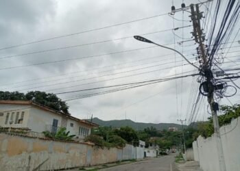 Voz Comunitaria | En La Caraqueña están sin energía 220v desde hace dos semana (+Fotos)
