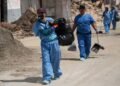 Venezolanos limpian calles de La Guaira tras sismos para ayudar a reducir contaminación (+Fotos)