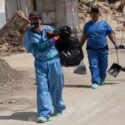 Venezolanos limpian calles de La Guaira tras sismos para ayudar a reducir contaminación (+Fotos)