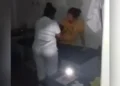 Personal de salud atiende a pacientes con linternas de sus teléfonos en hospital de Apure