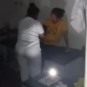 Personal de salud atiende a pacientes con linternas de sus teléfonos en hospital de Apure