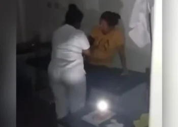 Personal de salud atiende a pacientes con linternas de sus teléfonos en hospital de Apure