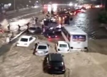 Fuerte lluvia colapsa vías e instalaciones del metro en Caracas