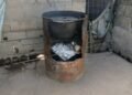 En un fogón de leña preparan los alimentos del programa Madres Procesadoras en la comunidad rural de Lechozal