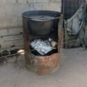En un fogón de leña preparan los alimentos del programa Madres Procesadoras en la comunidad rural de Lechozal