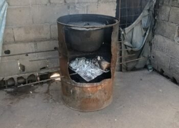 En un fogón de leña preparan los alimentos del programa Madres Procesadoras en la comunidad rural de Lechozal