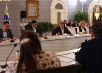 Chavismo y oposición conversan por segundo día tras iniciar un diálogo por la transición