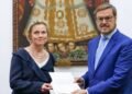 Embajadora Carmen Gonsalves, de Países Bajos, entrega copias de estilo en Venezuela