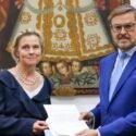 Embajadora Carmen Gonsalves, de Países Bajos, entrega copias de estilo en Venezuela