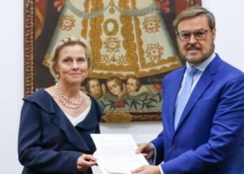 Embajadora Carmen Gonsalves, de Países Bajos, entrega copias de estilo en Venezuela
