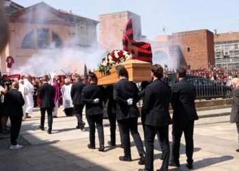 Una multitud emocionada despide en Milán a Franco Baresi (+Fotos)