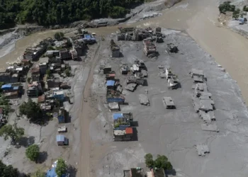 Nepal eleva a 669 los muertos por la riada mientras China da por "prácticamente vaciada" la represa natural