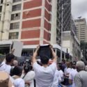 Manifestantes superan cerco policial en Caracas para exigir la liberación de presos políticos