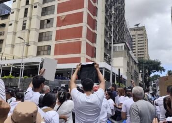 Manifestantes superan cerco policial en Caracas para exigir la liberación de presos políticos