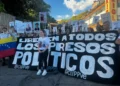 Familiares de presos políticos instalan “mesa simbólica” ante postergación del diálogo