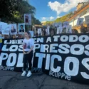Familiares de presos políticos instalan “mesa simbólica” ante postergación del diálogo