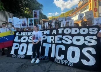 Familiares de presos políticos instalan “mesa simbólica” ante postergación del diálogo