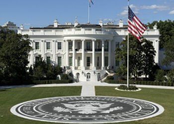 Trump veta de la Casa Blanca a CNN, MSNOW y Politico, a los que acusa de "noticias falsas"
