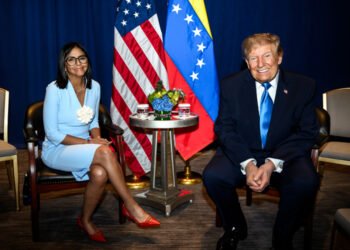 Donald Trump y Delcy Rodríguez se reunieron por primera vez en Nueva York