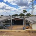 Sustituyen canales de desagüe del techo de la escuela Pedro María Freites