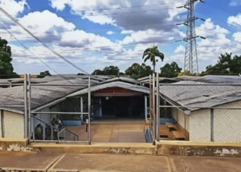 Sustituyen canales de desagüe del techo de la escuela Pedro María Freites