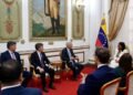 Venezuela firma acuerdos petroleros y eléctricos con Chevron, Eni y General Electric durante visita del secretario de Energía de EE.UU.